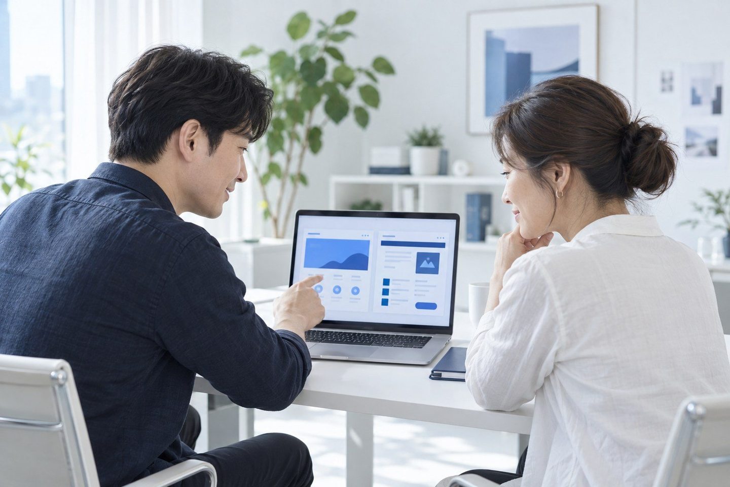 태블릿 화면을 이용해 결제 방법을 안내하는 두 사람 — 온라인 쇼핑몰 PG 결제 개통비개통비, 연동만 해도 0원이에요. 연락 주시면 여는 날 지출 없이 시작해 드립니다.